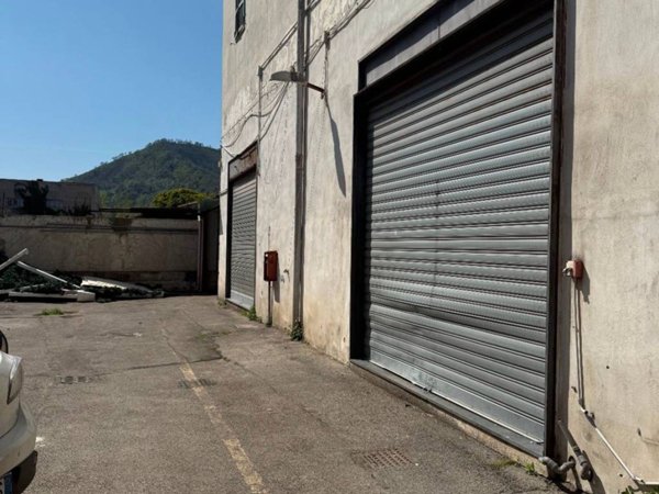 locale commerciale in vendita a Pozzuoli