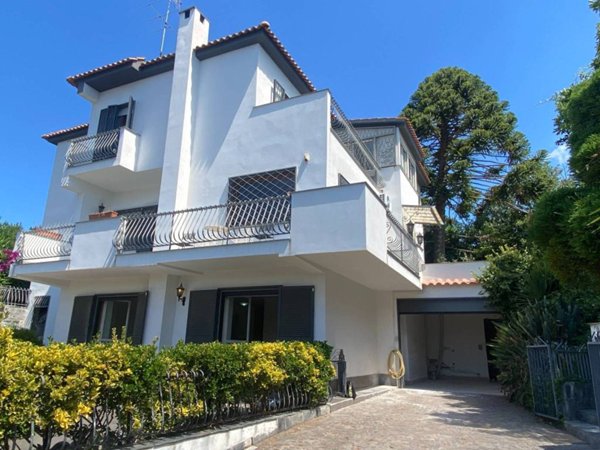 casa indipendente in vendita a Pozzuoli in zona Monterusciello