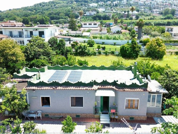 casa indipendente in vendita a Pozzuoli in zona Licola Lido