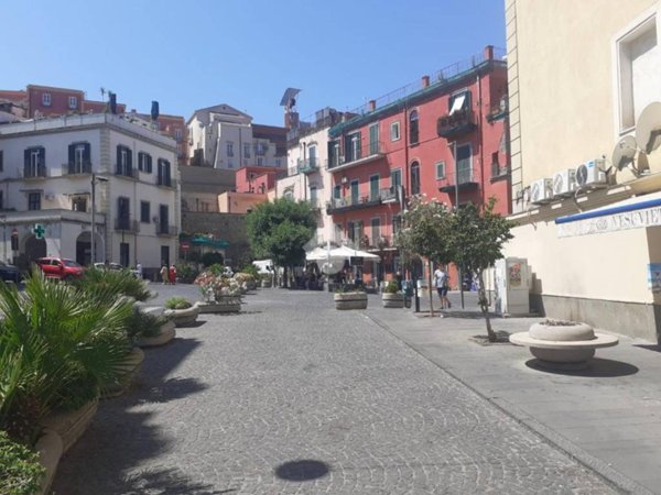 negozio in vendita a Pozzuoli