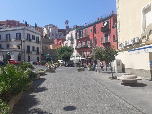 locale commerciale in vendita a Pozzuoli