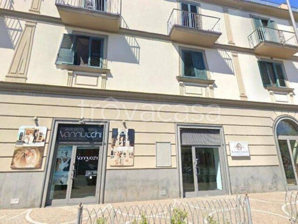 negozio in vendita a Pozzuoli
