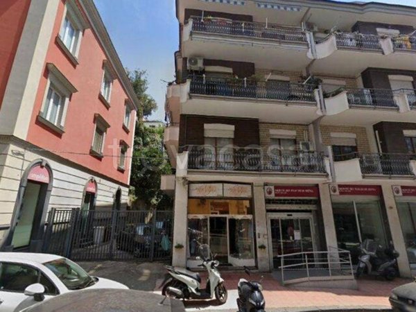 negozio in vendita a Pozzuoli
