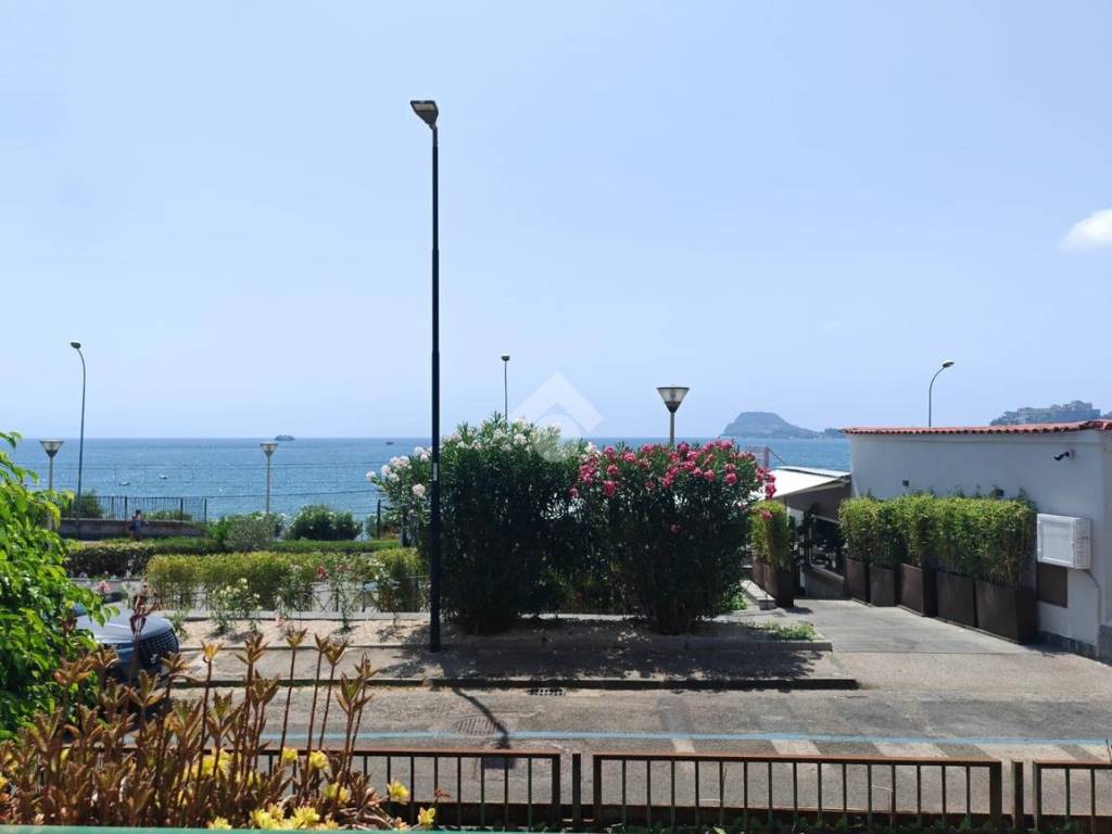 appartamento in vendita a Pozzuoli in zona Lucrino