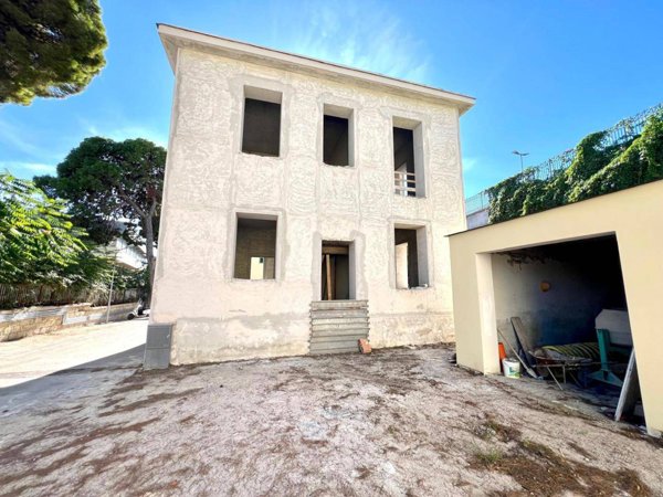 intera palazzina in vendita a Pozzuoli in zona Arco Felice