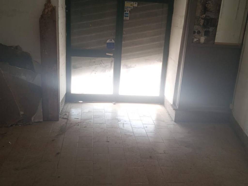 negozio in vendita a Pozzuoli