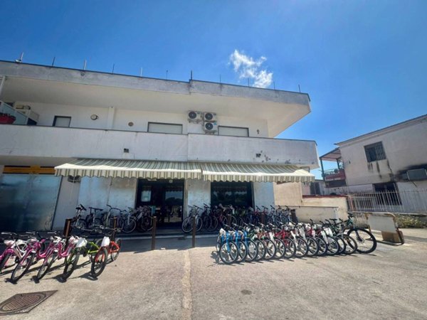 negozio in vendita a Pozzuoli in zona Monterusciello