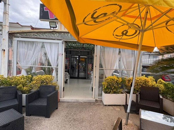 negozio in vendita a Pozzuoli in zona Monterusciello