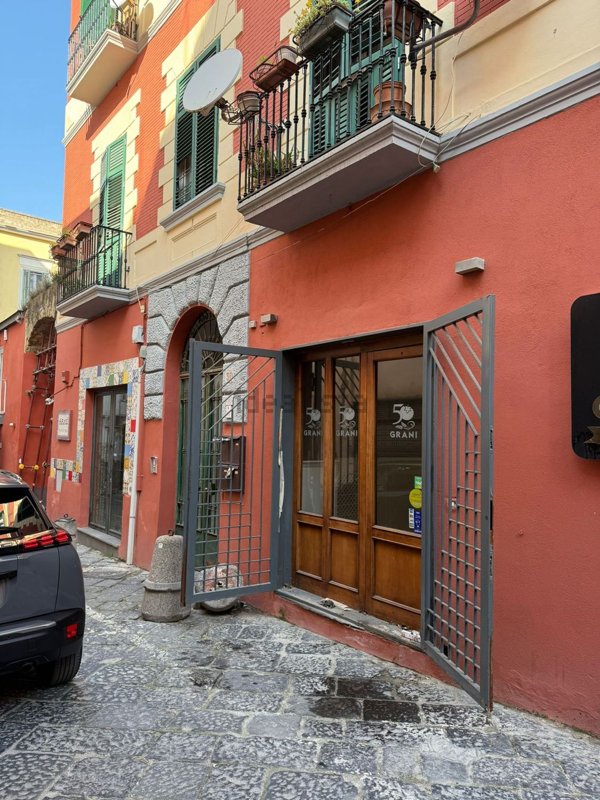 locale commerciale in vendita a Pozzuoli
