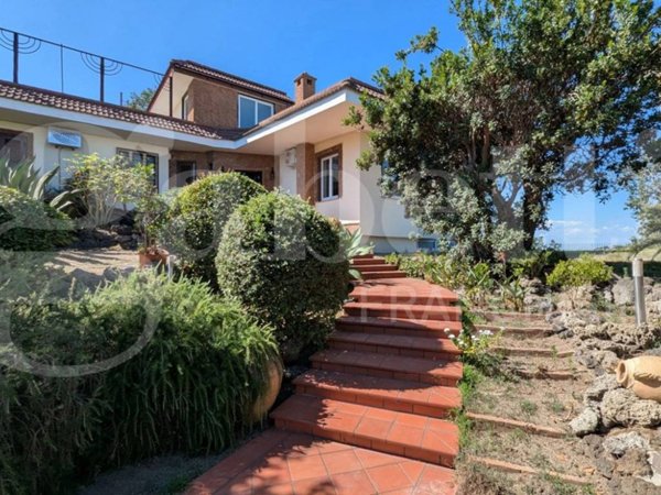 casa indipendente in vendita a Pozzuoli in zona Arco Felice