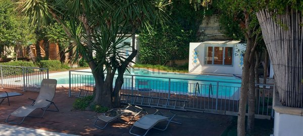 casa indipendente in vendita a Pozzuoli in zona Arco Felice