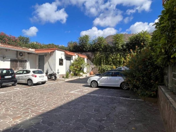 negozio in vendita a Pozzuoli in zona Arco Felice
