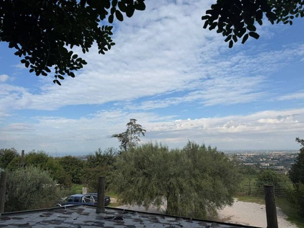 negozio in vendita a Pozzuoli in zona Monterusciello
