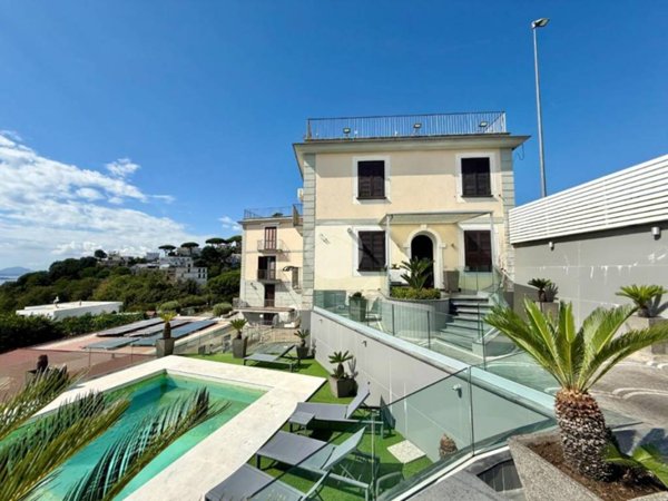 casa indipendente in vendita a Pozzuoli