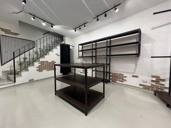 locale di sgombero in vendita a Pozzuoli