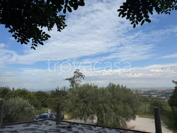 negozio in vendita a Pozzuoli in zona Monterusciello