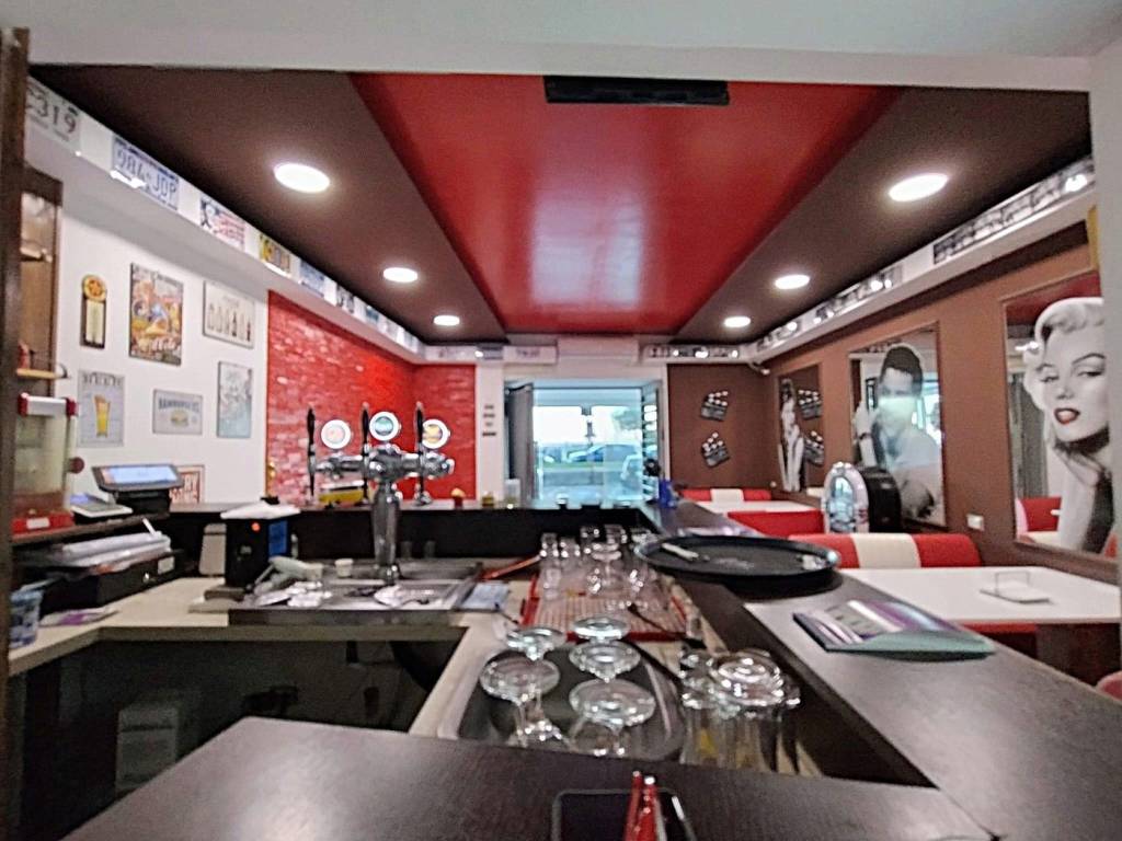 negozio in vendita a Pozzuoli