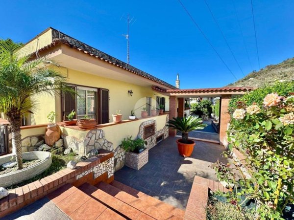 casa indipendente in vendita a Pozzuoli