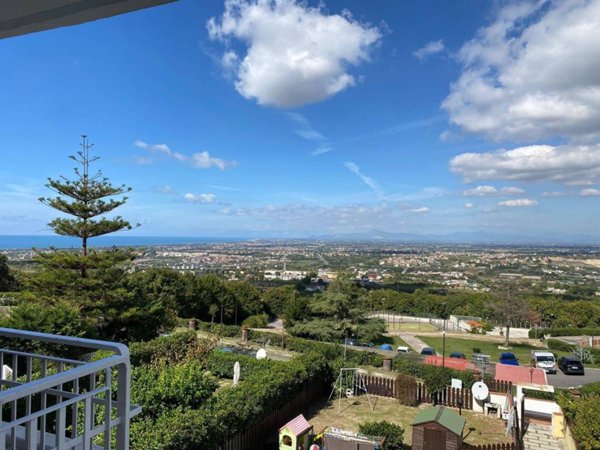 casa indipendente in vendita a Pozzuoli in zona Monterusciello