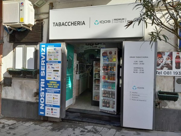locale commerciale in vendita a Pozzuoli