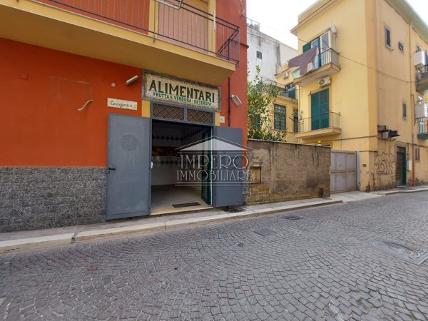 locale commerciale in vendita a Pozzuoli