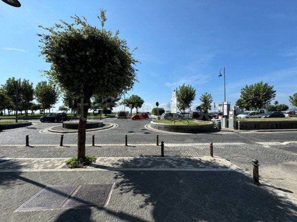 negozio in vendita a Pozzuoli