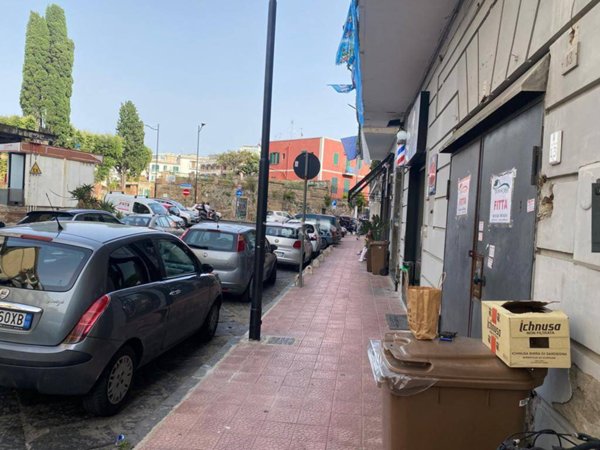 negozio in vendita a Pozzuoli