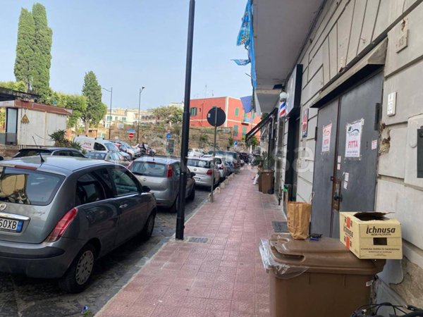 negozio in vendita a Pozzuoli