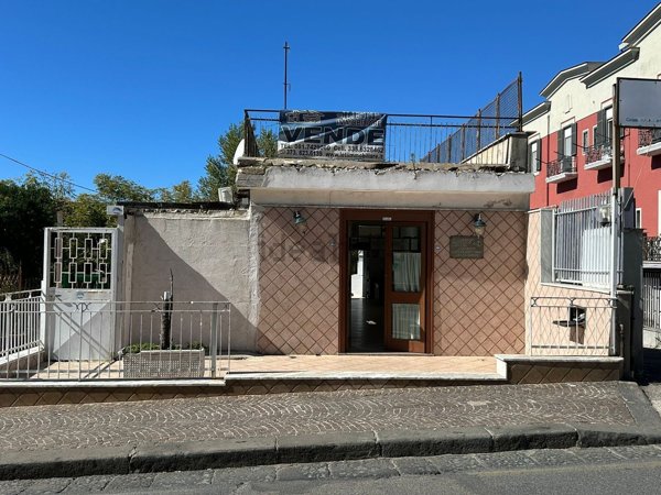 intera palazzina in vendita a Pozzuoli in zona Solfatara