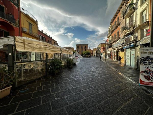 negozio in vendita a Pozzuoli