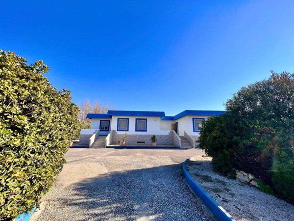 casa indipendente in vendita a Pozzuoli in zona Cuma