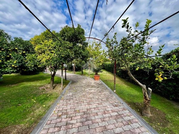 casa indipendente in vendita a Pozzuoli in zona Monterusciello