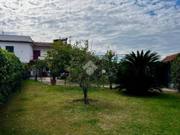 casa indipendente in vendita a Pozzuoli in zona Monterusciello