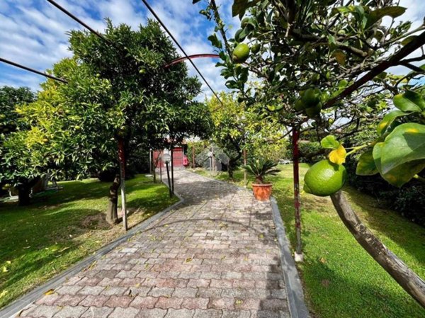 casa indipendente in vendita a Pozzuoli in zona Monterusciello