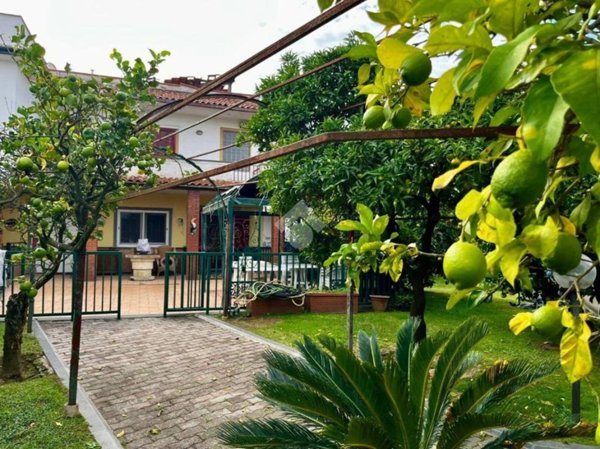 casa indipendente in vendita a Pozzuoli in zona Monterusciello