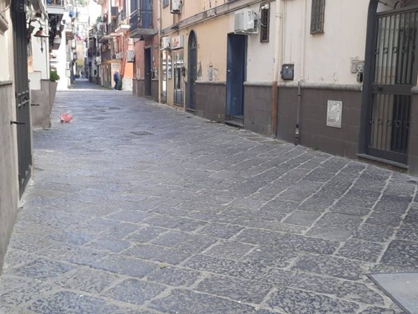 negozio in vendita a Pozzuoli