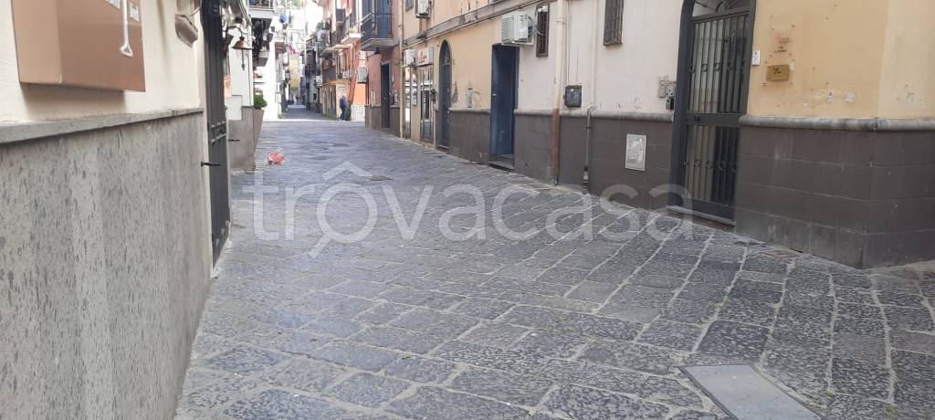 negozio in vendita a Pozzuoli