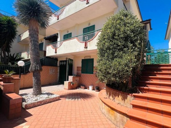 casa indipendente in vendita a Pozzuoli in zona Monterusciello