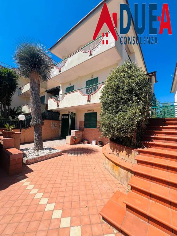 casa indipendente in vendita a Pozzuoli in zona Monterusciello