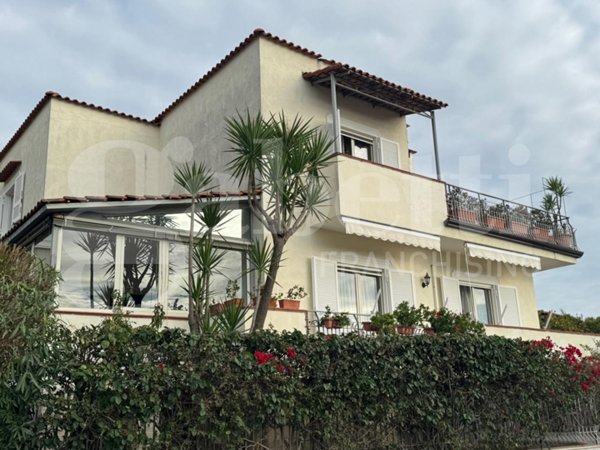 casa indipendente in vendita a Pozzuoli in zona Cuma
