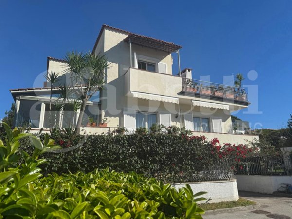 casa indipendente in vendita a Pozzuoli in zona Cuma