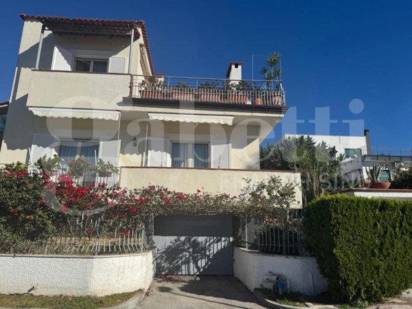 casa indipendente in vendita a Pozzuoli in zona Cuma