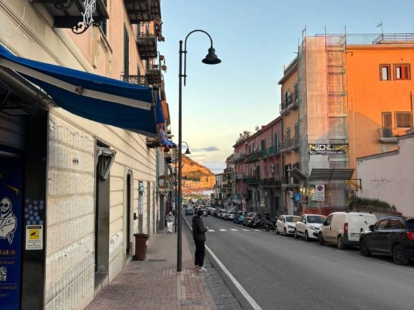 negozio in vendita a Pozzuoli