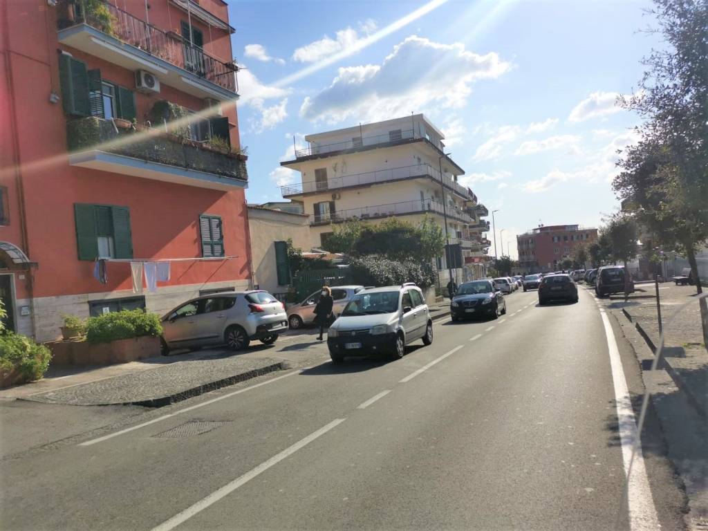 negozio in vendita a Pozzuoli