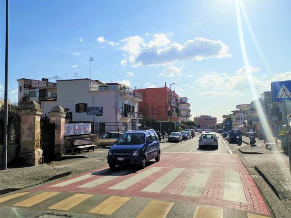 locale commerciale in vendita a Pozzuoli