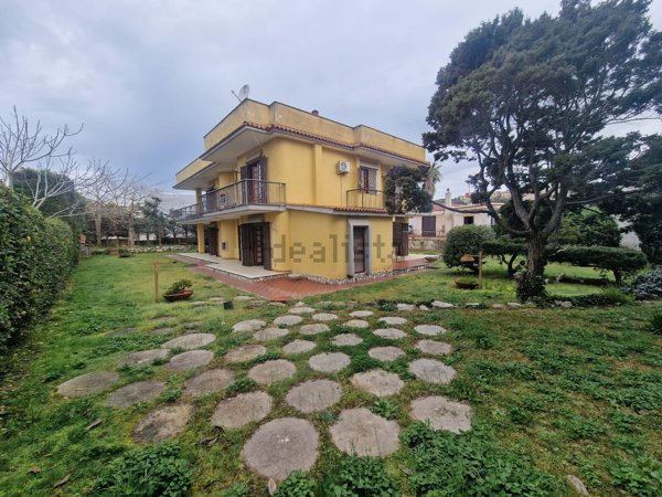 casa indipendente in vendita a Pozzuoli in zona Monterusciello