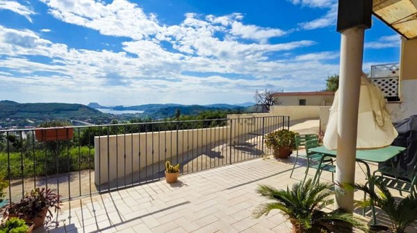casa indipendente in vendita a Pozzuoli