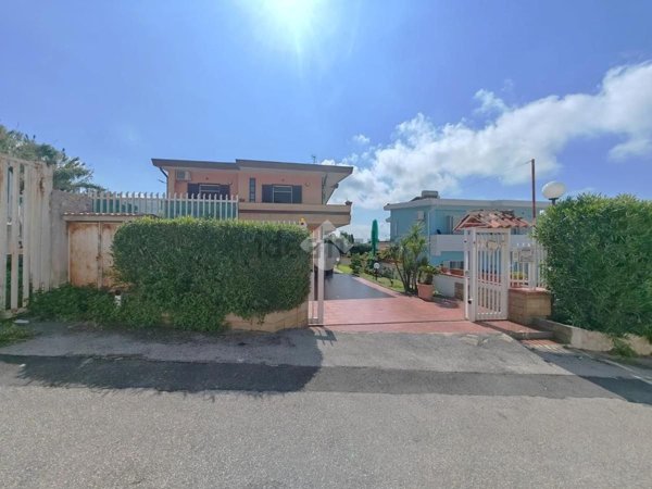 casa indipendente in vendita a Pozzuoli