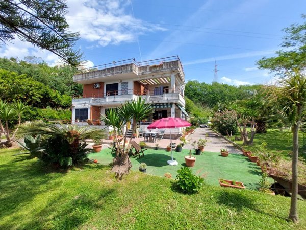 casa indipendente in vendita a Pozzuoli