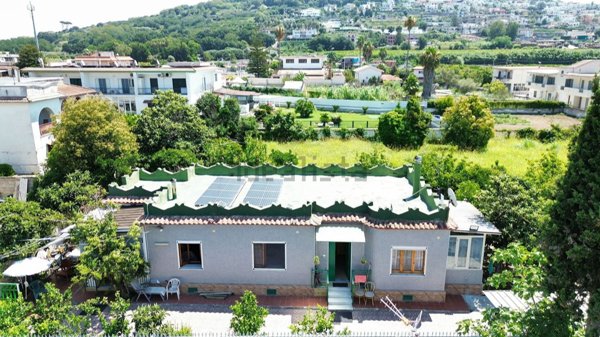 casa indipendente in vendita a Pozzuoli in zona Licola Lido